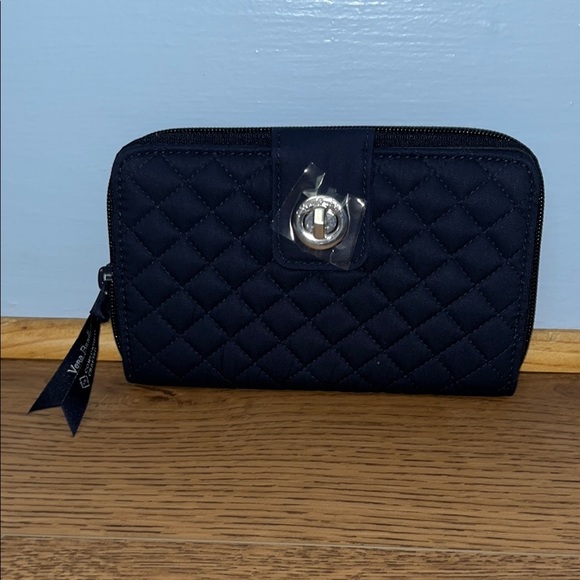 NWT Vera Bradley RFID Turlock Navy Quilted Wallet - Picture 1 of 4